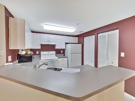 5th image of 5050 Fairways Cir APT 201