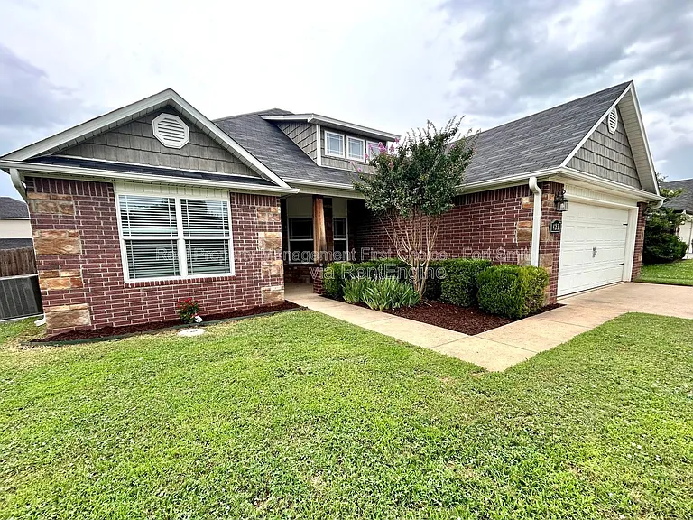 423 Ridge Point Dr — Photo 2