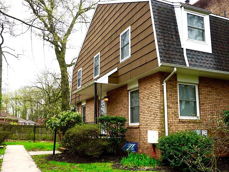 Phelps Ave — Photo 13