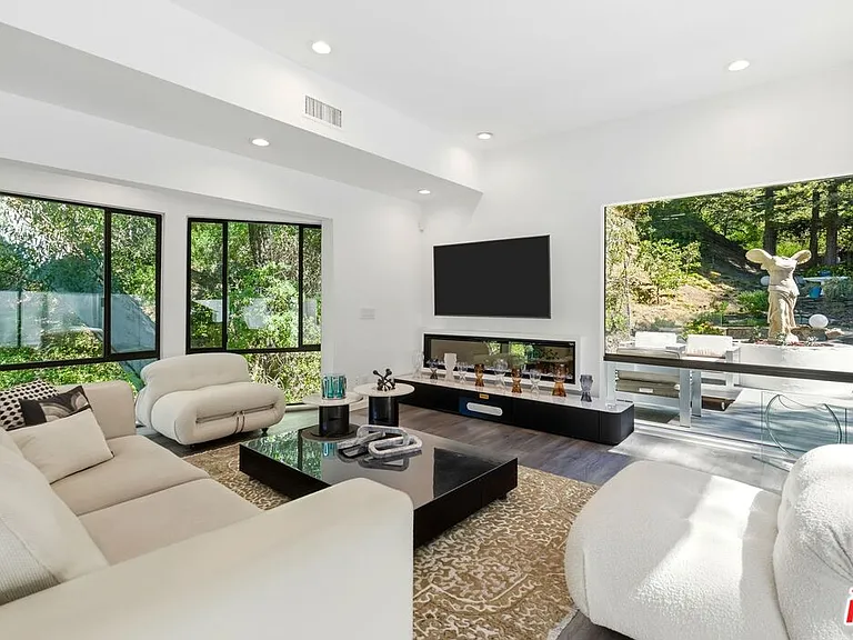 2350 Benedict Canyon Dr — Photo 10