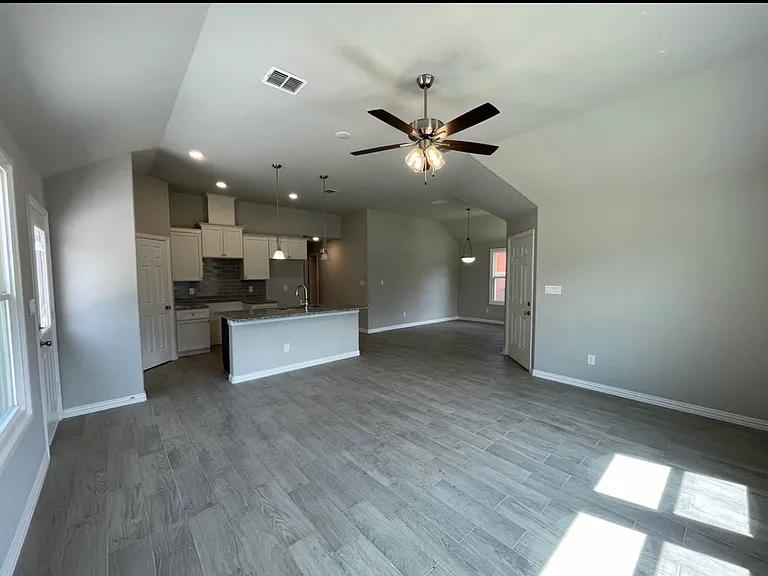 1019 E Hattie St — Photo 3