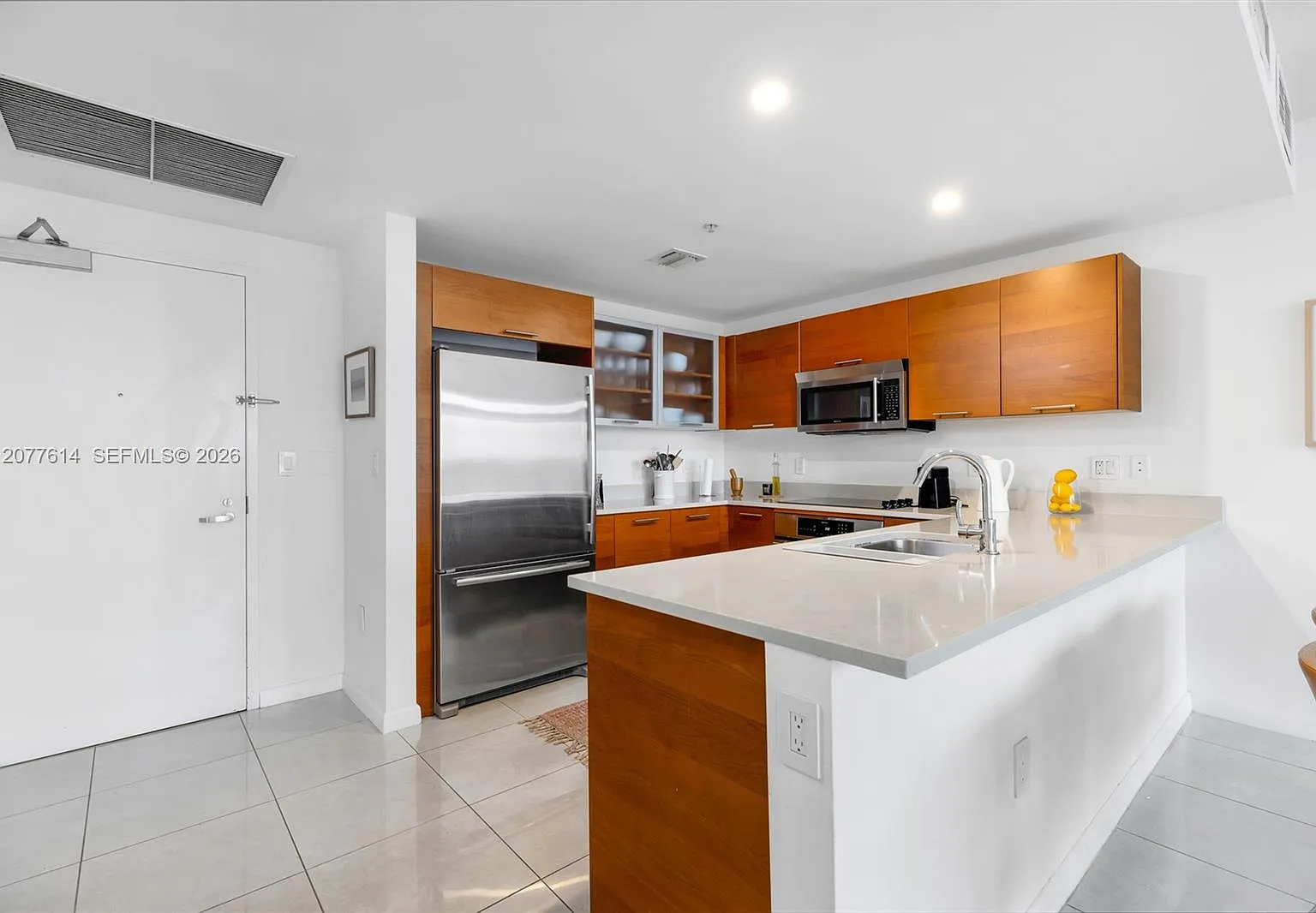 Midblock Miami Condo — Photo 2