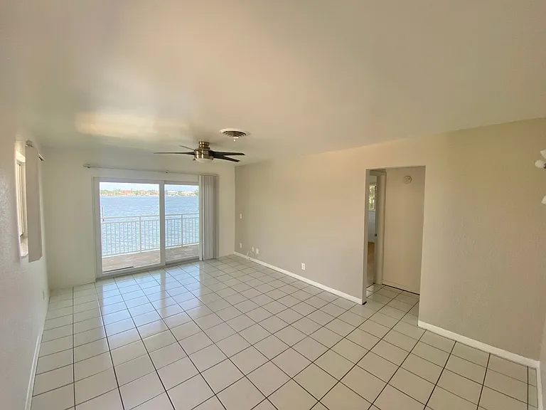 1100 S Lake Dr — Photo 3