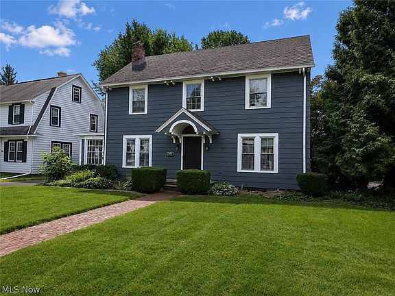 3rd image of 3064 Crescent Dr NE