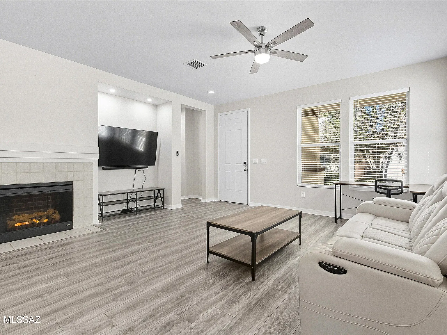 3 bed, 2.5 bath, 1817 sqft, $2,800 — Photo 2