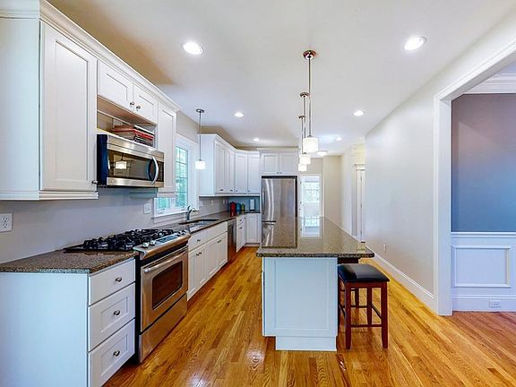 4th image of 586 Shining Rock Dr