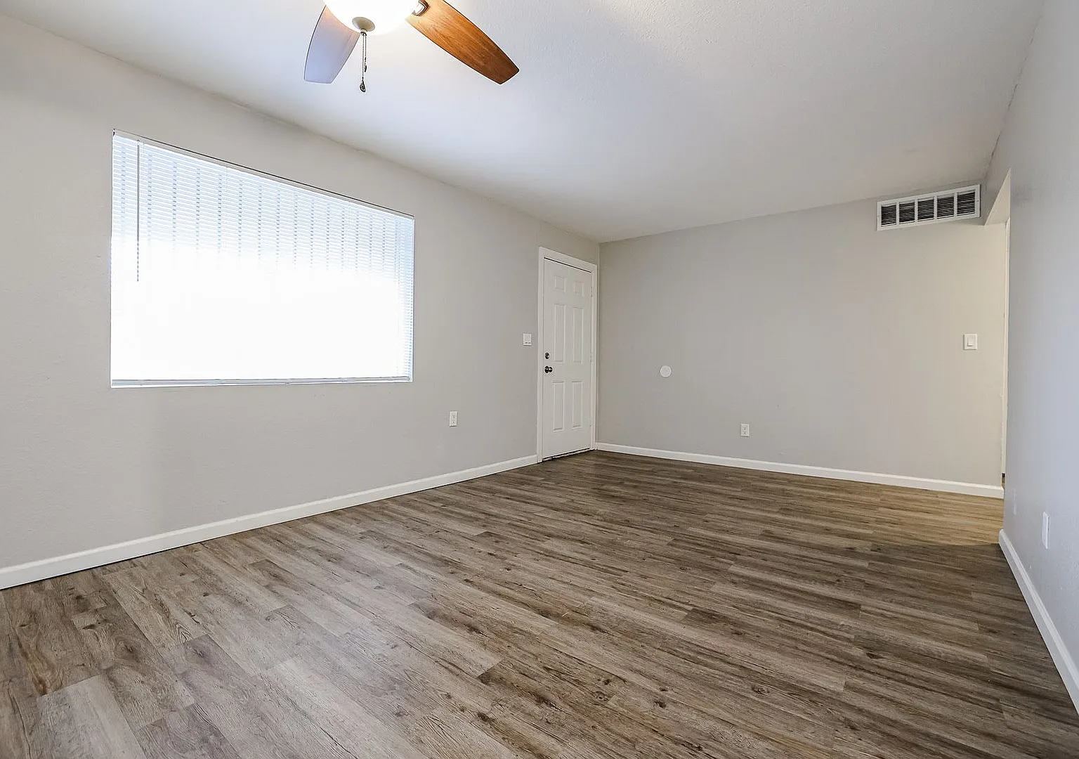 Hlaf Month Rent Free! — Photo 4