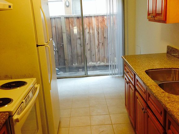4th image of 976 College Dr