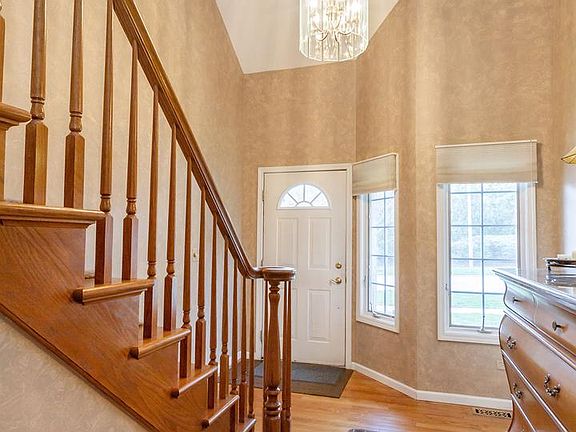 3rd image of 6 Charlemagne Cir