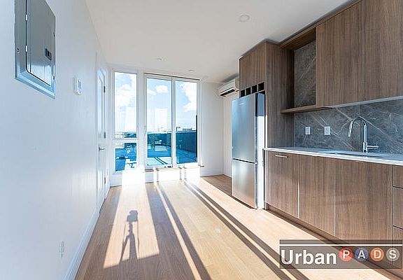 4th image of 305 Kingsland Ave