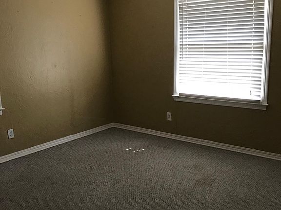 4th image of 1625 Oxford Way