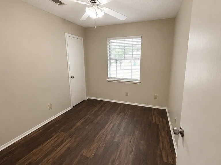 2704 Foxcroft Cir — Photo 12