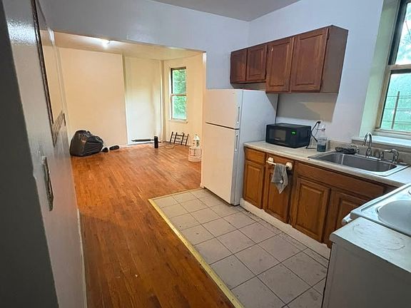 2nd image of 10 Mooney Pl APT 1NR