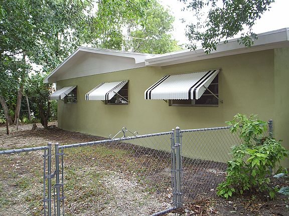 Fully fenced yard with 3/4 lot side yard
