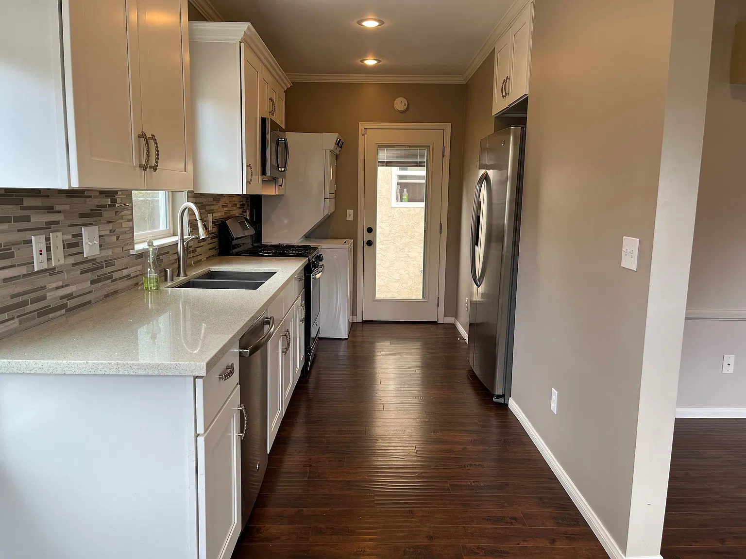 2 bed, 650 sqft, $3,000 — Photo 3
