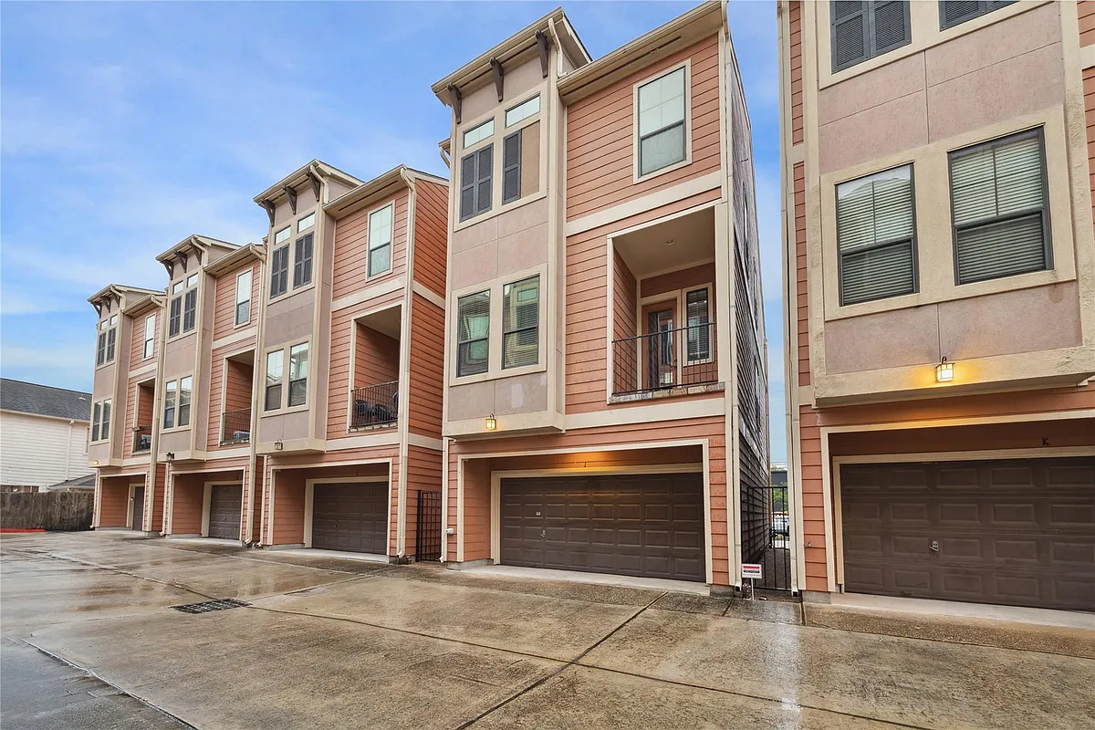 Photo 2 of 17 - 1046 W 23rd St #J - Houston, TX Building Photo - 1046 W 23rd St #J