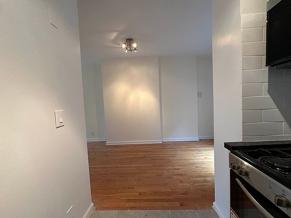 4th image of 202 Elizabeth St #18