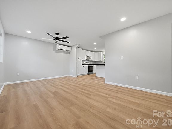 3rd image of 375 Shasta Ln SW