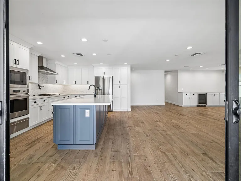 301 E Royal Palm Rd — Photo 22