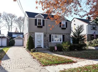 26 School St, Malverne, NY 11565