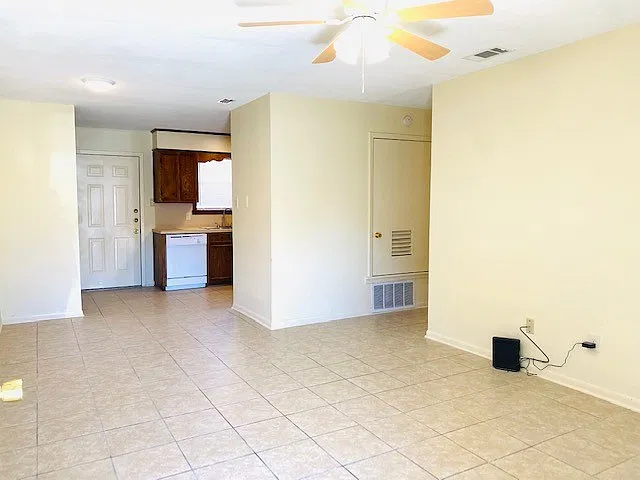 3 bed, 1026 sqft, $975 — Photo 3