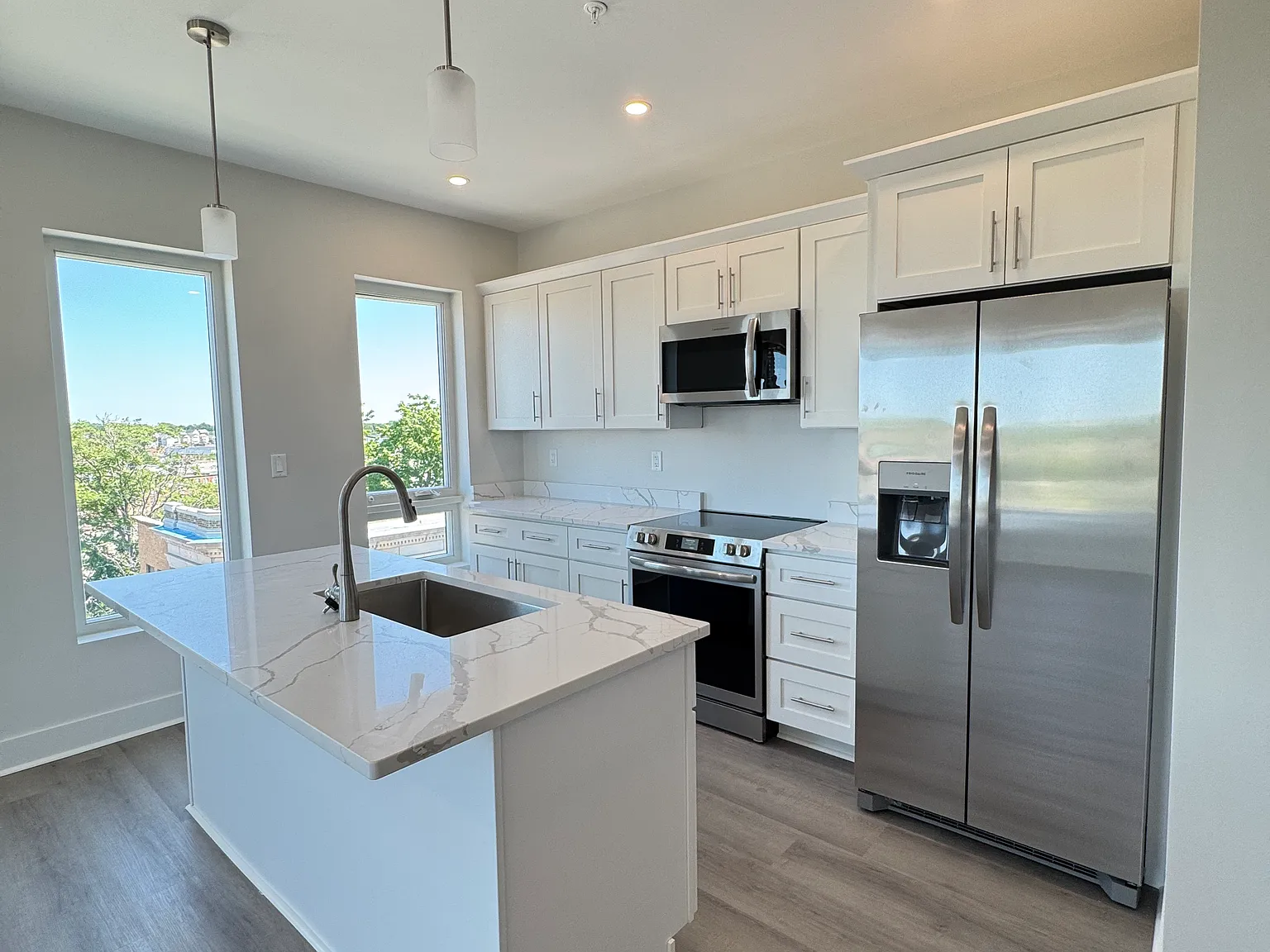 2 bed, 830 sqft, $2,600 — Photo 2
