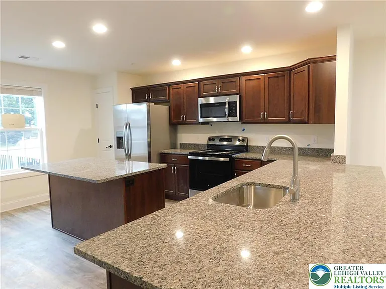 1549 Burkhardt St #C — Photo 11