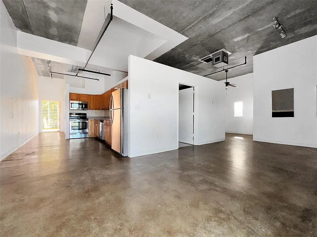 Studio, 1.0 bath, 13248 sqft, $1,999 — Photo 4