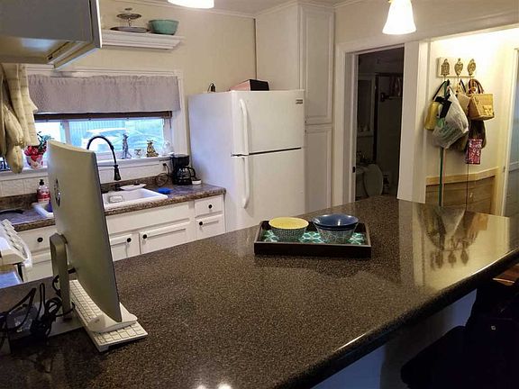 3rd image of 402 N Lapeer St