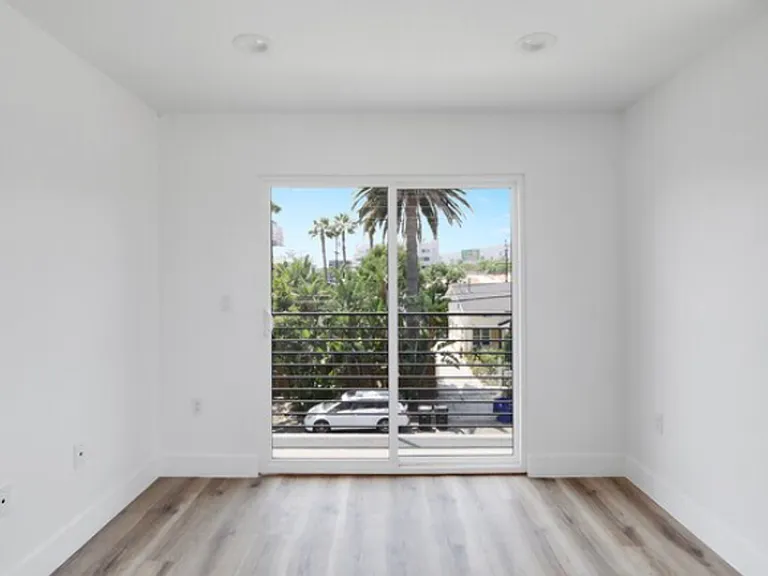 1146 N Sycamore Ave — Photo 10