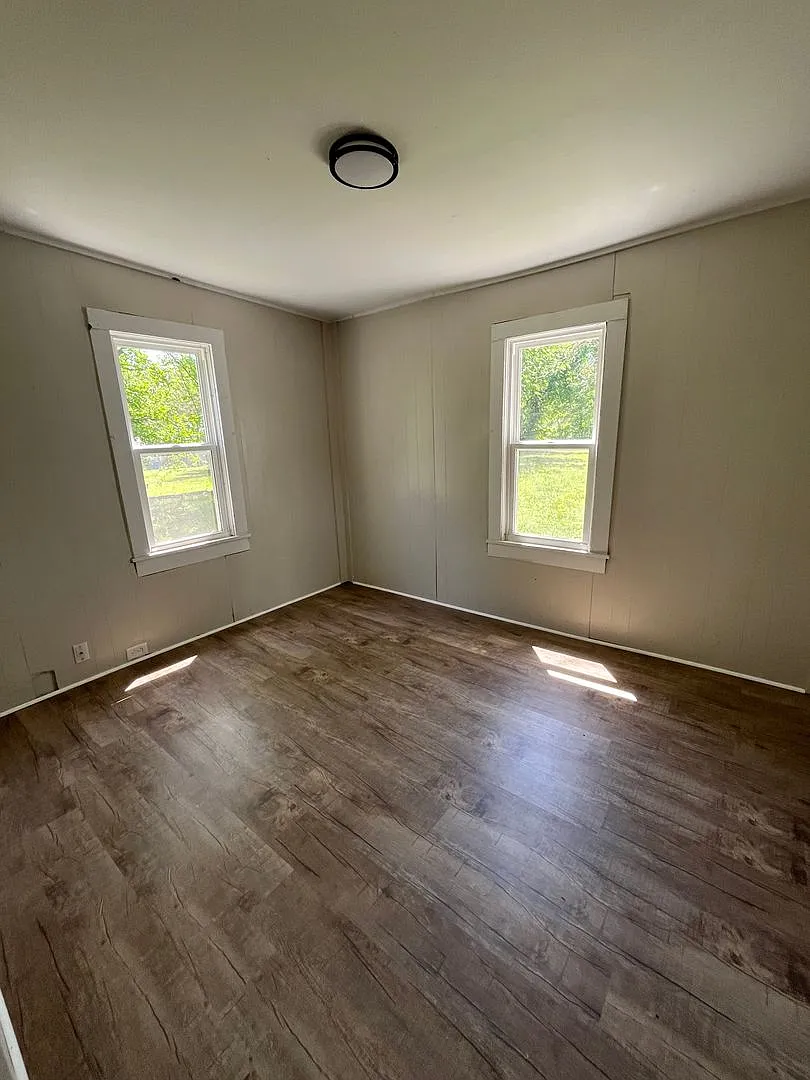 Available now! 2 Bed / 1 Bath Home in Nevada, MO — Photo 3