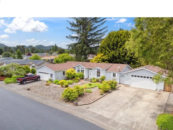 221 Lakeland Dr, Lakeside, OR 97449