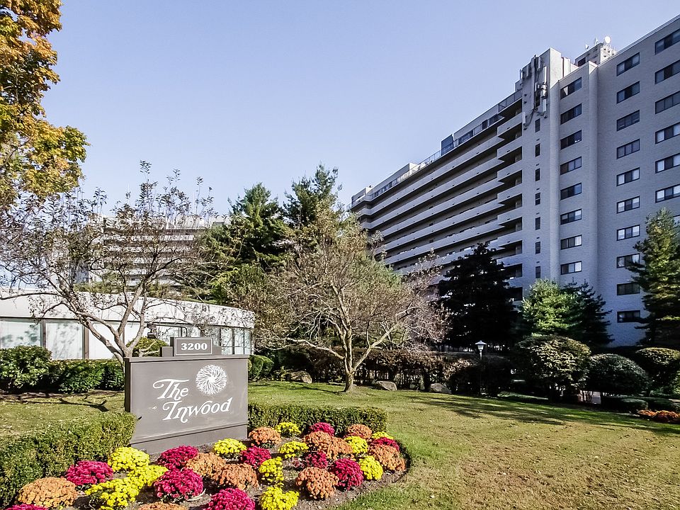 Spacious, Sunny Two Bedroom Condo in Luxury Hi-Rise on Fairfield/Bridgeport Line
