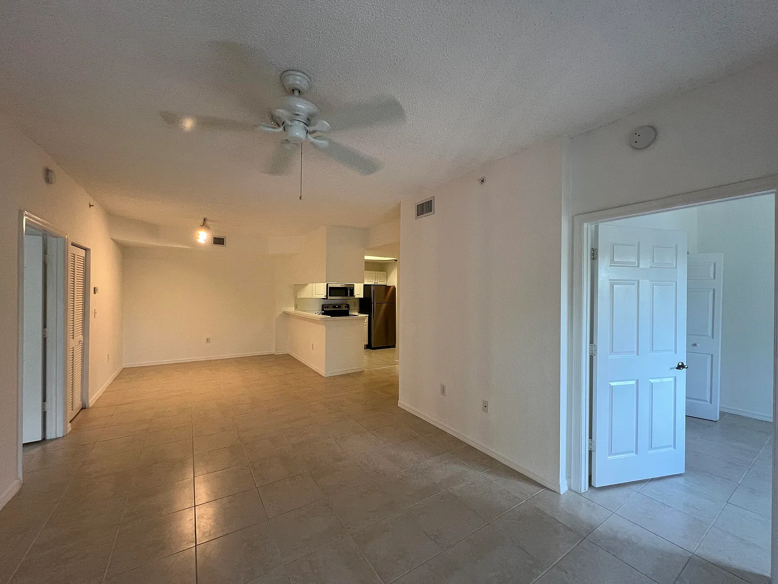 2 bed, 2.0 bath, 978 sqft, $2,400 — Photo 2