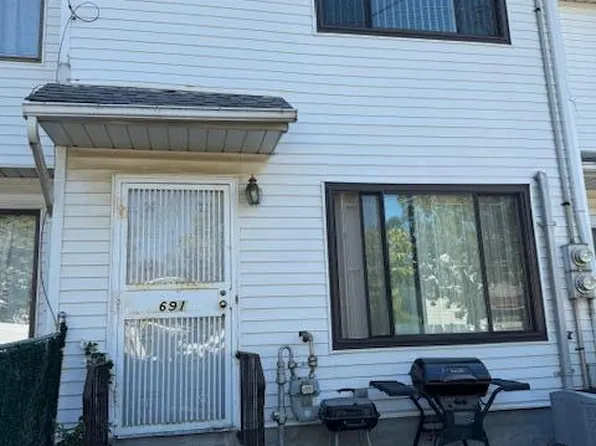 691 Elbe Ave, Staten Island, NY 10304