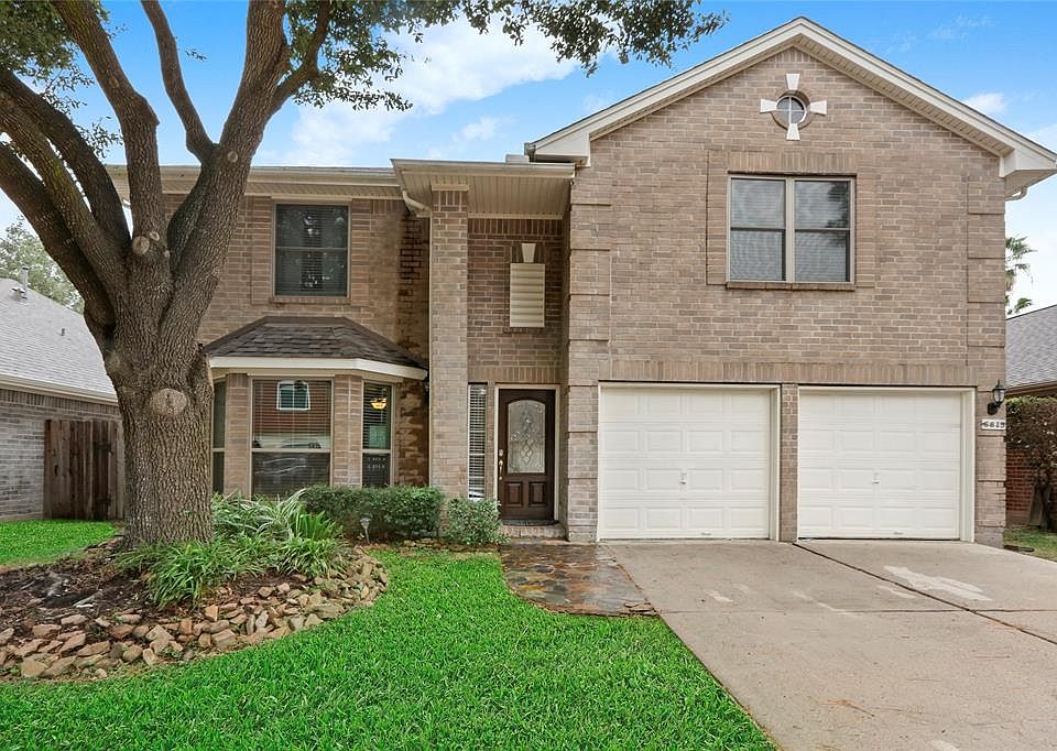 Beautiful 2 story traditional on a quiet cul de sac street.