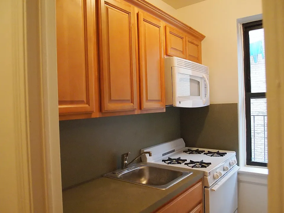 570 Isham St #5C