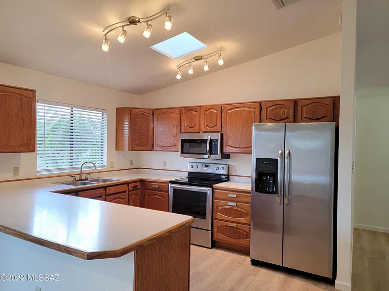 9689 N Donegal Pl — Photo 4