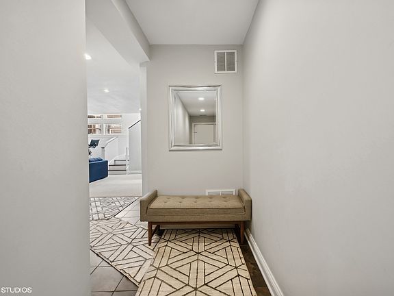 3rd image of 3711 N Milwaukee Ave Unit 5