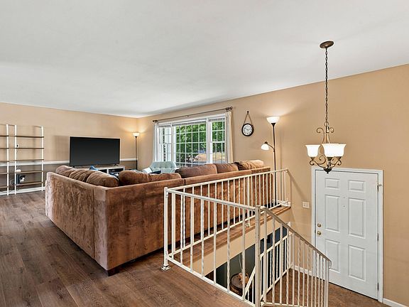 4th image of 303 W Briarwood Ln