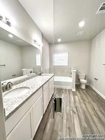 21518 James Charles — Photo 32
