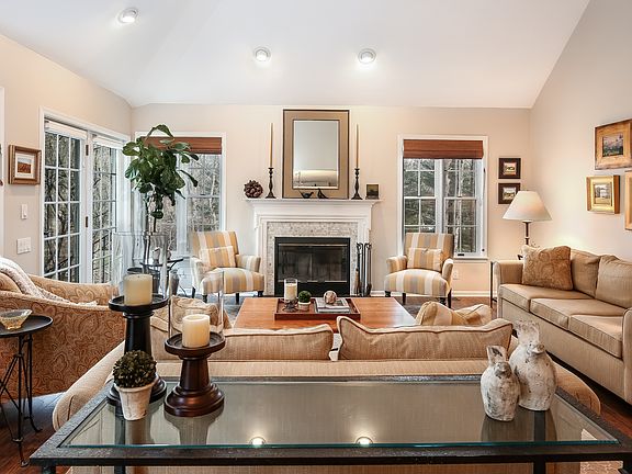 2nd image of 32 Brook Hills Cir