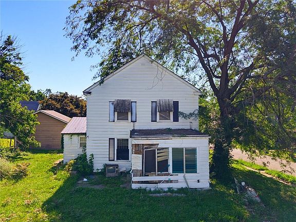 5th image of 305 E 10th St