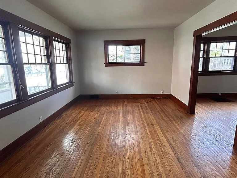 901 Cottage Ave — Photo 2