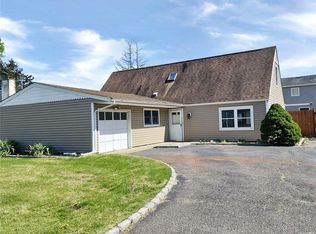 14 13th St, Holbrook, NY 11741