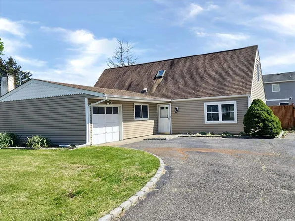 14 13th Street, Holbrook, NY 11741
