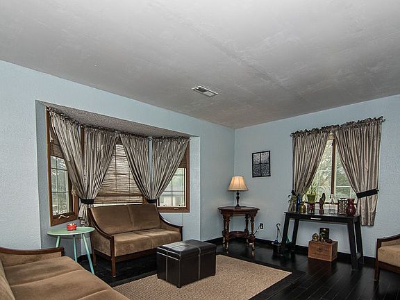 3rd image of 504 Jo Daviess St