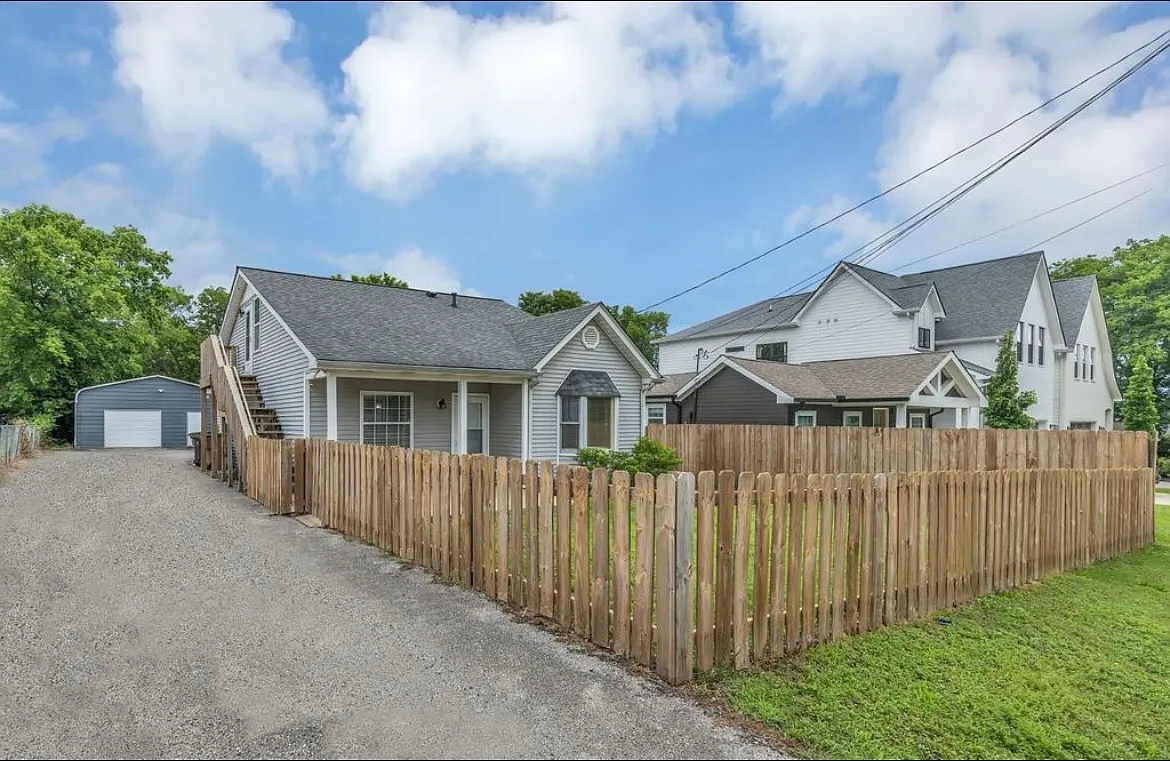 3 bed, 1.5 bath, 1280 sqft, $2,550 — Photo 1