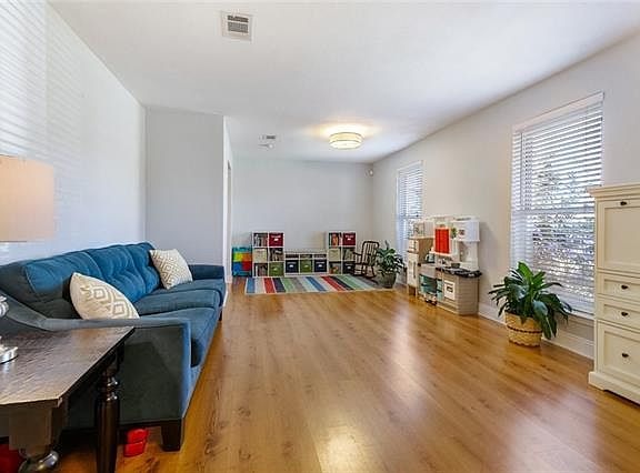 3rd image of 4004 Hastings St