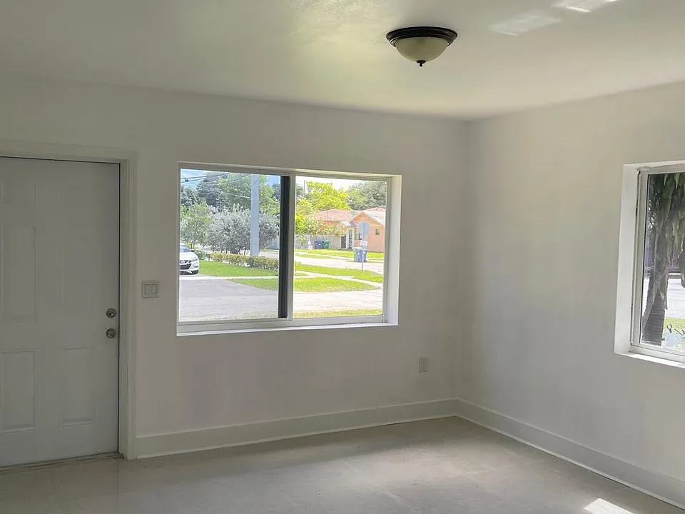 2043 NW 50th St